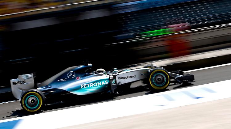 Nicht zu erkennen in seinem Wagen: Lewis Hamilton. 