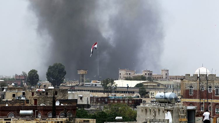 Rauchsäulen über der jemenitischen Hauptstadt Sanaa. Der Angriff galt wohl der Militärakademie. 