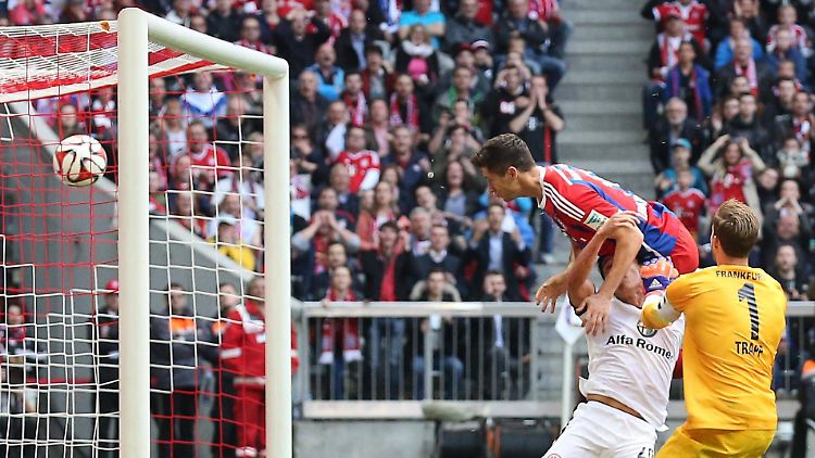 Robert Lewandowski erzielte gegen Eintracht Frankfurt seine Saisontore Nr. 15 und 16 für den FC Bayern.