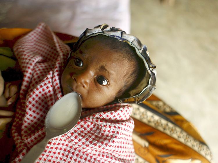 Ein unterernährtes Baby wird in einem Zentrum der German Agro Action (GAA) im Dorf Nosy Varika in Madagaskar gefüttert (Archivfoto vom 18. Juli 2007).