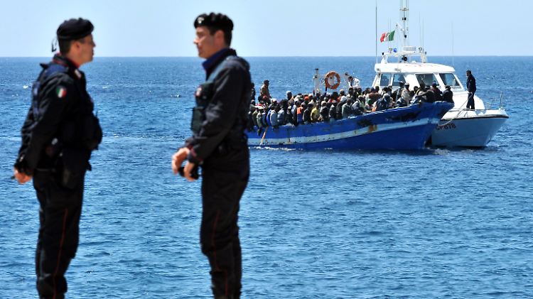 Italienische Küstenwache mit aufgebrachtem Flüchtlingsboot. Der Einsatz heißt jetzt anders, die Herausforderungen sind die gleichen. 