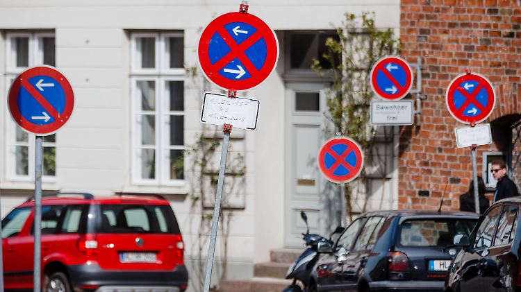 Mit Halteverbotsschildern versucht die Lübecker Polizei, Demonstranten fernzuhalten.