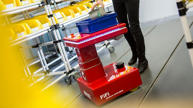 Sieht nicht aus wie ein Hund, ist aber so folgsam wie einer: Roboter "Fifi" begleitet sein "Frauchen".