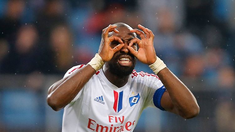 HSV-Abwehrspieler Johan Djourou braucht schon ein Fernglas, um die Nichtabstiegsränge noch zu erkennen.
