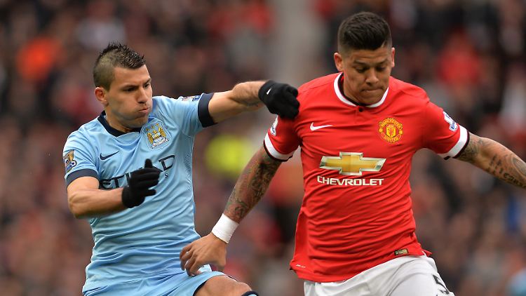 Manchester-Kapitalismus: Die beiden mit Stars gespickten Mannschaften lieferten sich ein hartes Duell. Im Bild City's Sergio Aguero (l.) und United's Marcos Rojo.  
