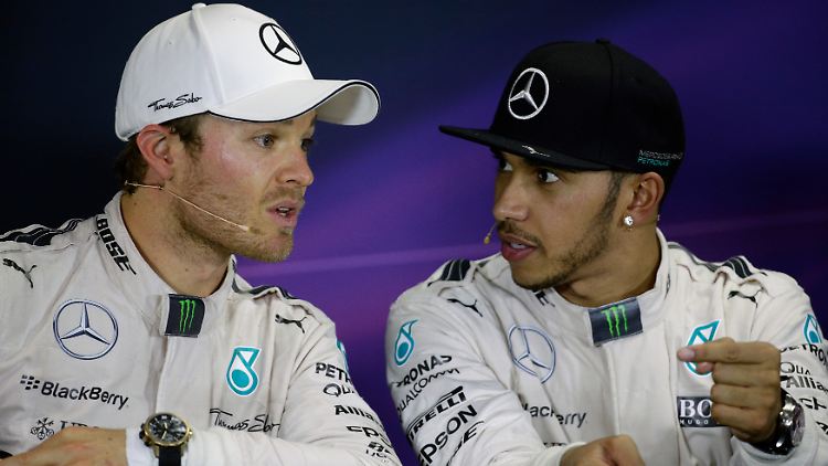 Hat Hamilton (r.) Rosberg absichtlich ausgebremst? 