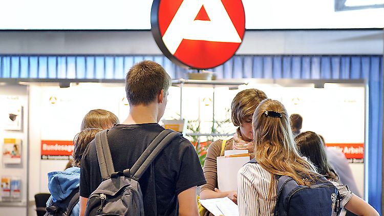 BA-Chef Weise geht von rund 100.000 Arbeitslosen weniger im Jahresdurchschnitt 2015 aus. 