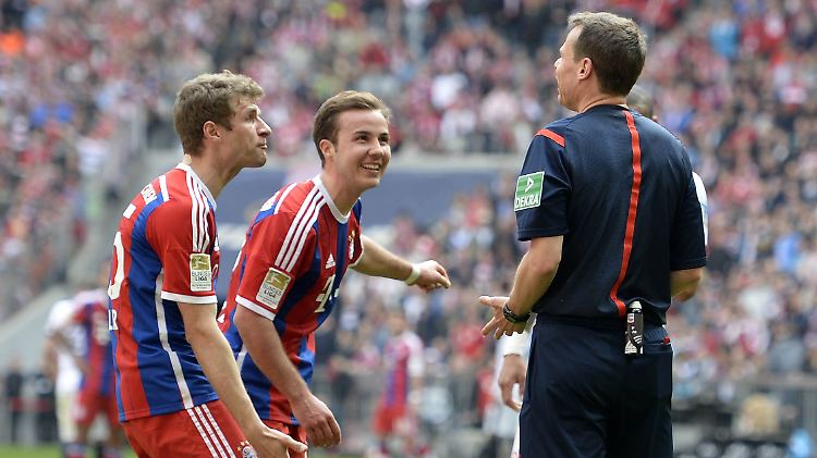 Aber, aber, Herr Schiedsrichter: Thomas Müller und sein Kollege Mario Götze beschweren sich beim Unparteiischen Markus Schmidt.