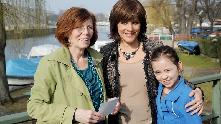 Annegret (l.) mit ihrer jüngsten Tochter und RTL Extra-Moderatorin Birgit Schrowange.