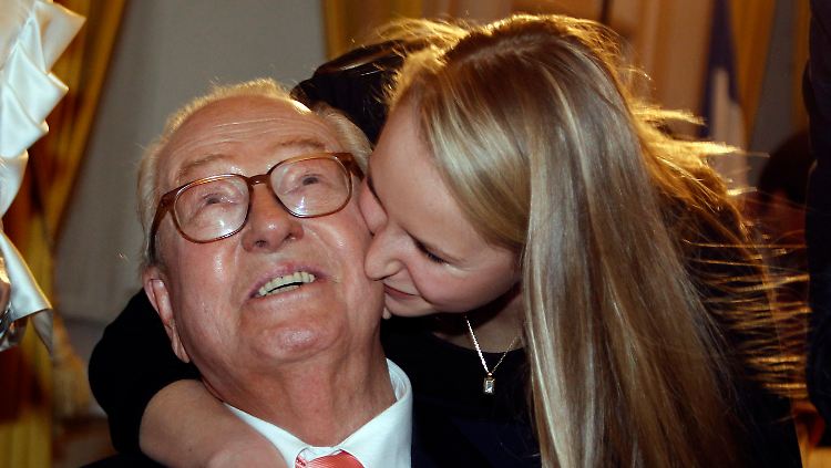 Marion Maréchal-Le Pen soll die FN-Kandidatur in der südfranzösischen Region Provence-Alpes-Côte d'Azur übernehmen - anstelle ihres Großvaters.