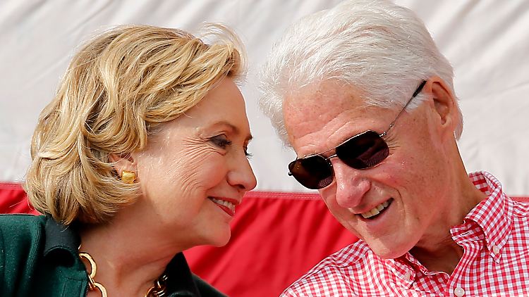Zwei Wahlkampfmaschinen: Hillary und Bill Clinton vor Stars and Stripes.