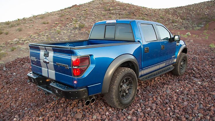 Die doppelten Endrohre und entsprechende Schriftzüge weisen den Shelby Baja 700 als Kraftpaket aus.