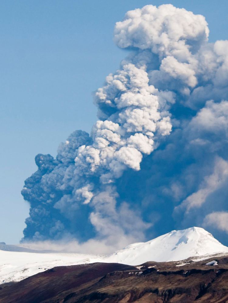 Die Aschewolke, die der Eyjafjallajökull ausstieß, hatte gravierende Auswirkungen auf den Flugverkehr.