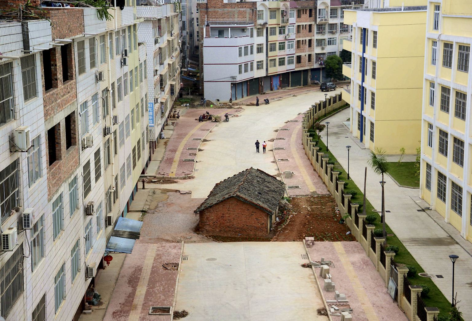 Dieses kleine Haus fällt auf. Mitten auf der Straße steht es, es wirkt fast etwas verloren. Doch dem Hausbesitzer gefällt es so. Er und die Stadt konnten sich nicht einigen, wie viel der Abriss wert ist. Dann bleibt es eben stehen.