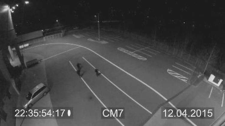 Spieler des Paderborner SC brechen als Werbe-Gag ins eigene Stadion ein.
