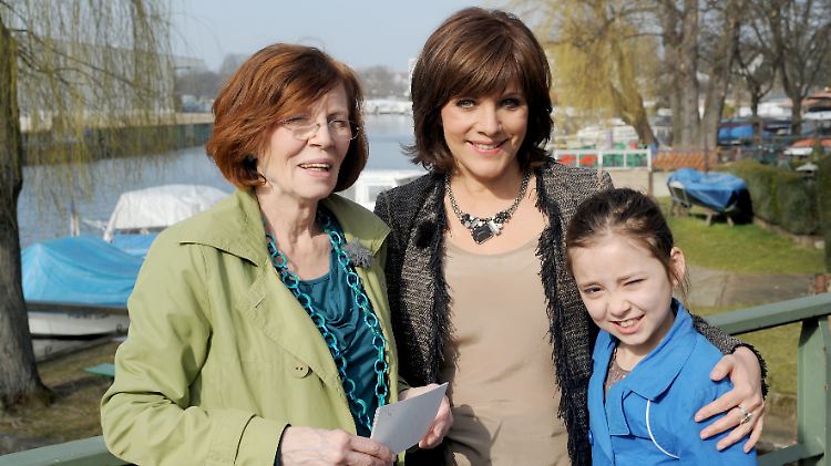 "Extra"-Moderatorin Birgit Schrowange (M) mit Annegret R. und deren jüngsten Tochter: Vier weitere Kinder sollen im Sommer folgen - wenn die Schwangerschaft der 65-Jährigen problemfrei verläuft.