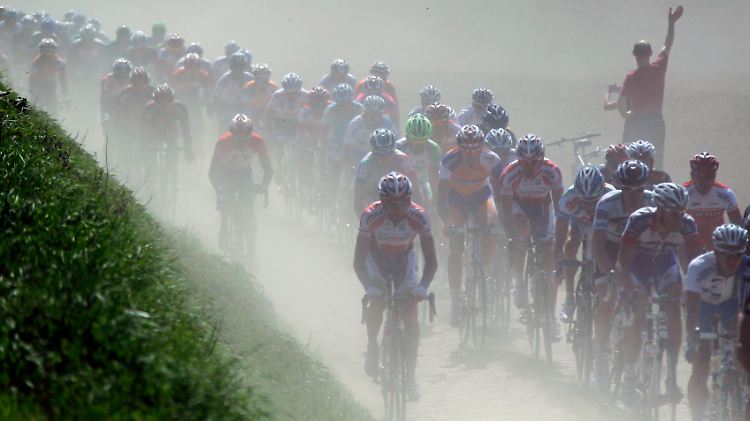 Nicht selten wird Paris-Roubaix zu einer Staubschlacht.
