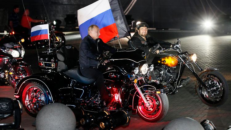 Die "Nachtwölfe" streiten Verbindungen in den Kreml zwar ab, zeigen sich aber regelmäßig an der Seite von Russlands Präsident Wladimir Putin.