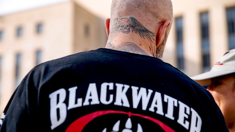 Ein Unterstützer der Angeklagten vor dem Gericht.