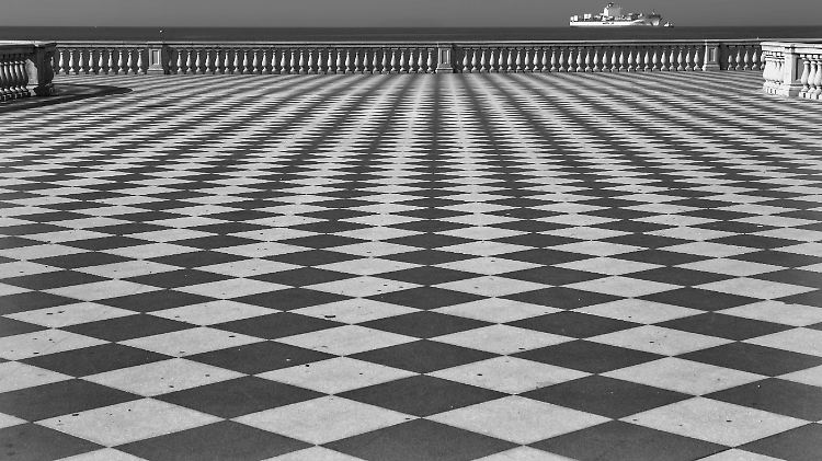 Die Terrazza Mascagni in Livorno im Schachbrettmuster: Mit dem Schachbrett-Muster-Elektroretinogramm wurde ein Verfahren aus der Augenheilkunde benutzt.