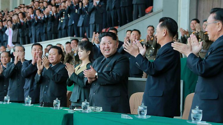 Fast könnte man sie übersehen: Bei Nordkoreas First Lady handelt es sich um die zierliche Dame links vom Machthaber Kim Jong Un (Mitte). 