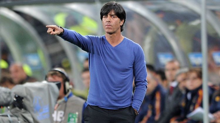 Das Ende eines Talismans: Bundestrainer Joachim Löw in seinem blauen Pullover - im Halbfinale der WM 2010 gegen Spanien.