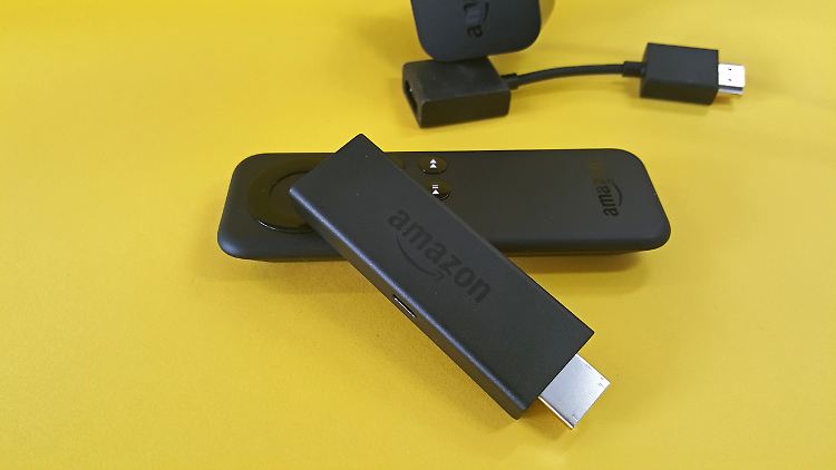 Der Amazon Fire TV Stick ist so klein wie ein Feuerzeug.