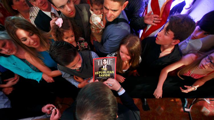 Bereits 2013 nannte "Time" Rubio den "Retter" der Republikaner. Nach seiner Bewerbungsrede hielt ein Anhänger Rubio eine Ausgabe der Zeitschrift für ein Autogramm hin.