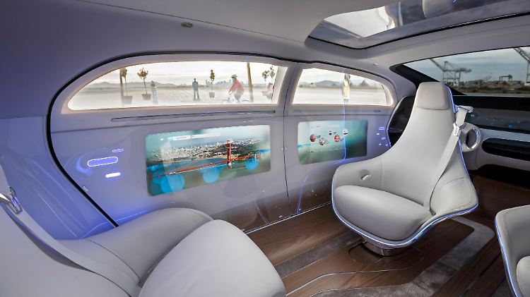 Bei ihrem Forschungsfahrzeug F015 setzen die Mercedes-Designer auf große Fenster - das könnte sich als Segen herausstellen.