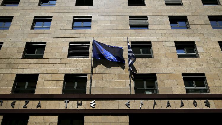 iech2015-04-14T105020Z_1211956975_GF10000058443_RTRMADP_3_EUROZONE-GREECE-DEFAULT.JPG3336502192499954741.jpg