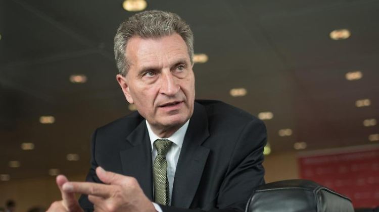 Digitalkommissar Oettinger mag sich nicht "zurücklehnen", während Europas Infrastruktur hochgradig gefährdet ist. 