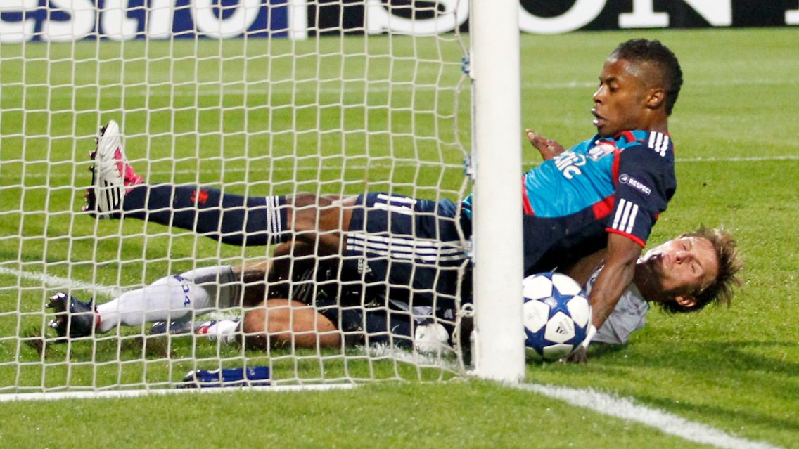 Michel Bastos, Schalkes Benedikt Höwedes und der hart umkämpfte Ball auf dem Weg ins Tor der Gelsenkirchener.