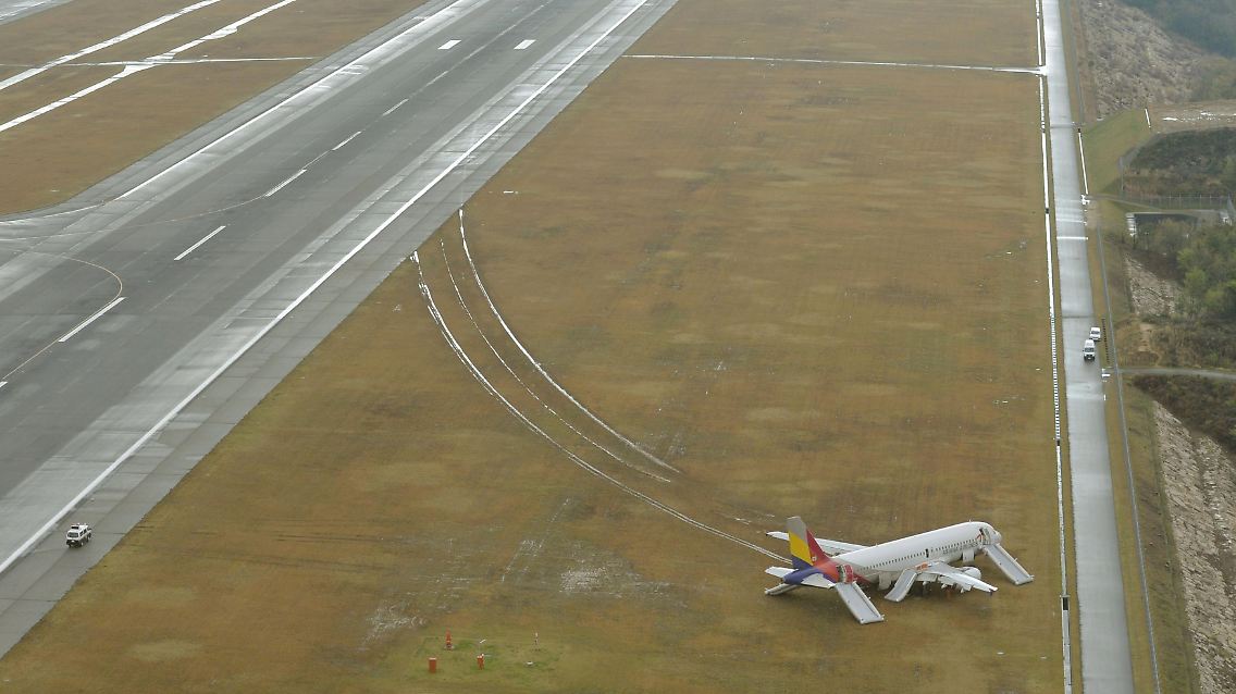 2015-04-15T004704Z_1459718601_GF10000059349_RTRMADP_3_ASIANA-JAPAN-JET.JPG5229116935841148319.jpg