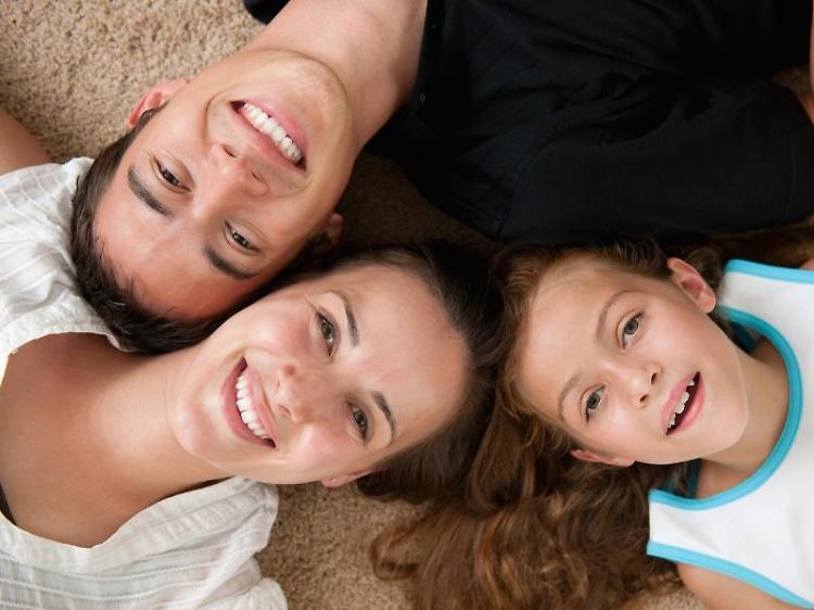 Wer eine Familie gründet, hat Verantwortung. Um im Notfall abgesichert zu sein, sollte daher bei wichtigen Versicherungen nicht gespart werden.