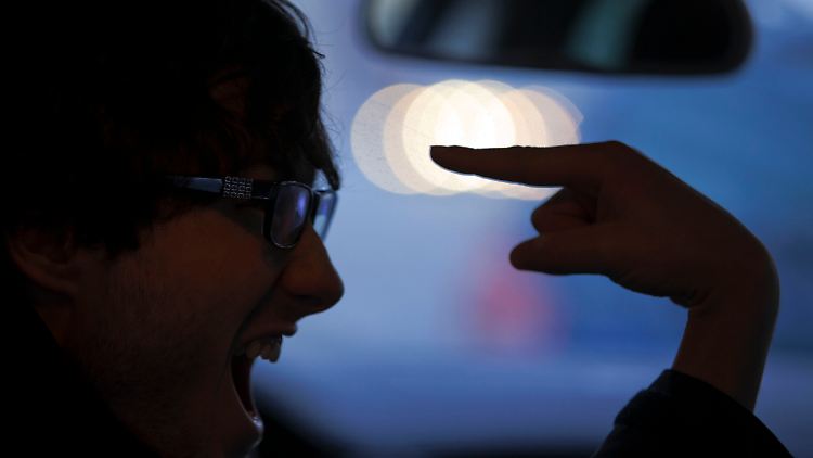 Einige Männer sind nicht einfach nur niedergeschlagen und antriebslos, wenn sie eine Depression entwickeln. Sie fühlen sich gehetzt und unter Druck und reagieren aggressiv.