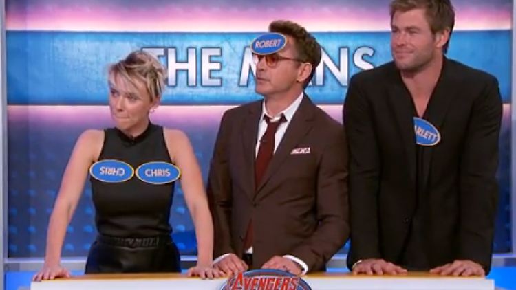 Scarlett Johansson, Robert Downey Jr. und Chris Hemsworth spielen "Familienduell" - nur die Namensschilder sind irgendwie durcheinandergeraten.