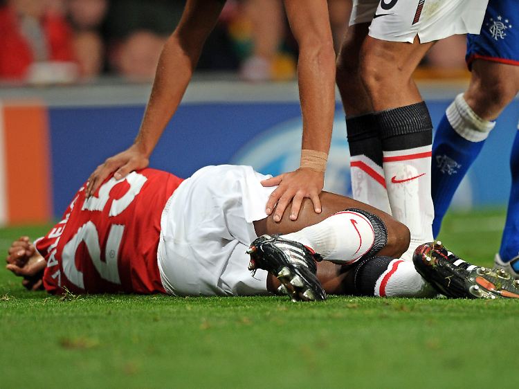 Schwer verletzt: ManUs Antonio Valencia zog sich gegen Glasgow einen komplizierten Schienbeinbruch zu.