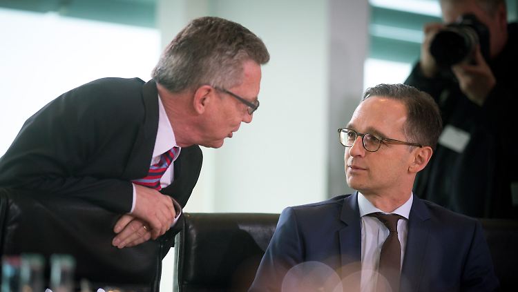 Ohne großes Bohai: Maas (r.) und de Maizière haben schneller als erwartet einen Kompromiss gefunden.