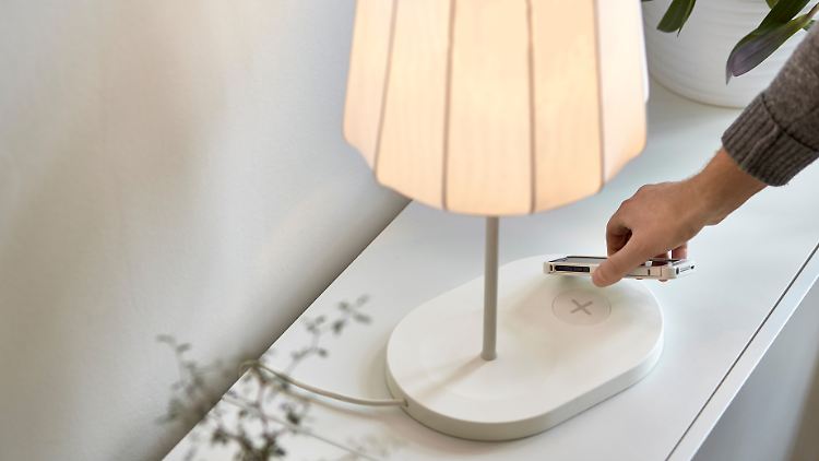 Die neuen Ikea-Möbel haben eingebaute kabellose Ladestationen.