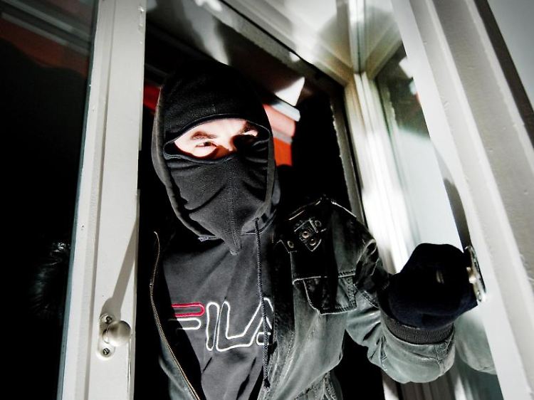 Wer von einem Einbrecher in den eigenen vier Wänden überrascht wird, sollte sich unbemerkt nach draußen begeben.