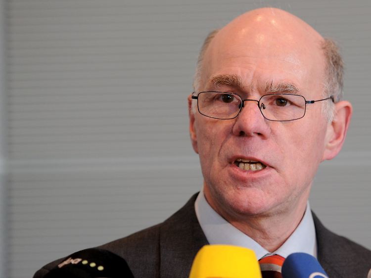 Bundestagspräsident Lammert sieht Anzeichen für einen "doppelten Verstoß" bei Guttenbergs Dissertation.