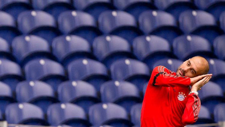 Was will er uns damit sagen? Münchens Trainer Josep Guardiola beim Training im Estádio do Dragão.