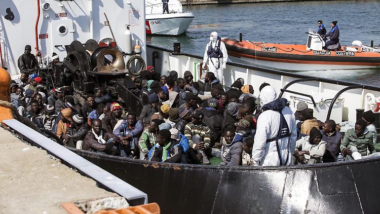 Nach der Havarie eines Bootes vor Libyen konnten 144 Menschen gerettet werden, von 400 Flüchtlingen fehlt jede Spur. 