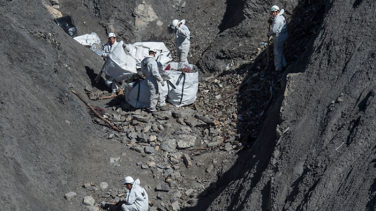 Die Trümmer der Germanwings-Maschine sind weitgehend geborgen. Die Aufklärung des Unglücks geht nur Stück für Stück voran. 