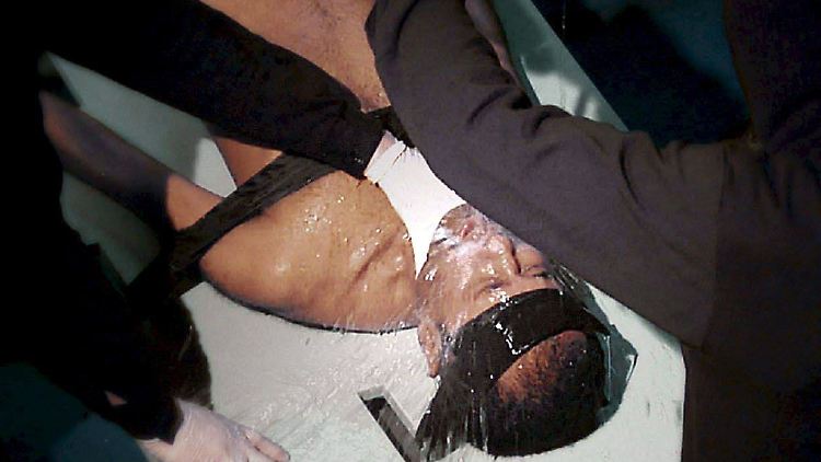 Nachgestellte Szene des Waterboardings. Wie die USA in Guantanamo wendet auch der IS diese Foltermethode an.