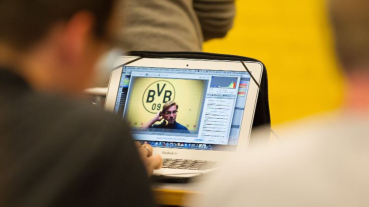 Jürgen Klopp erklärt seinen Rücktritt beim BVB. Auf der PK sind auch viele internationale Journalisten - auch einer, der nur drei Worte Deutsch versteht.