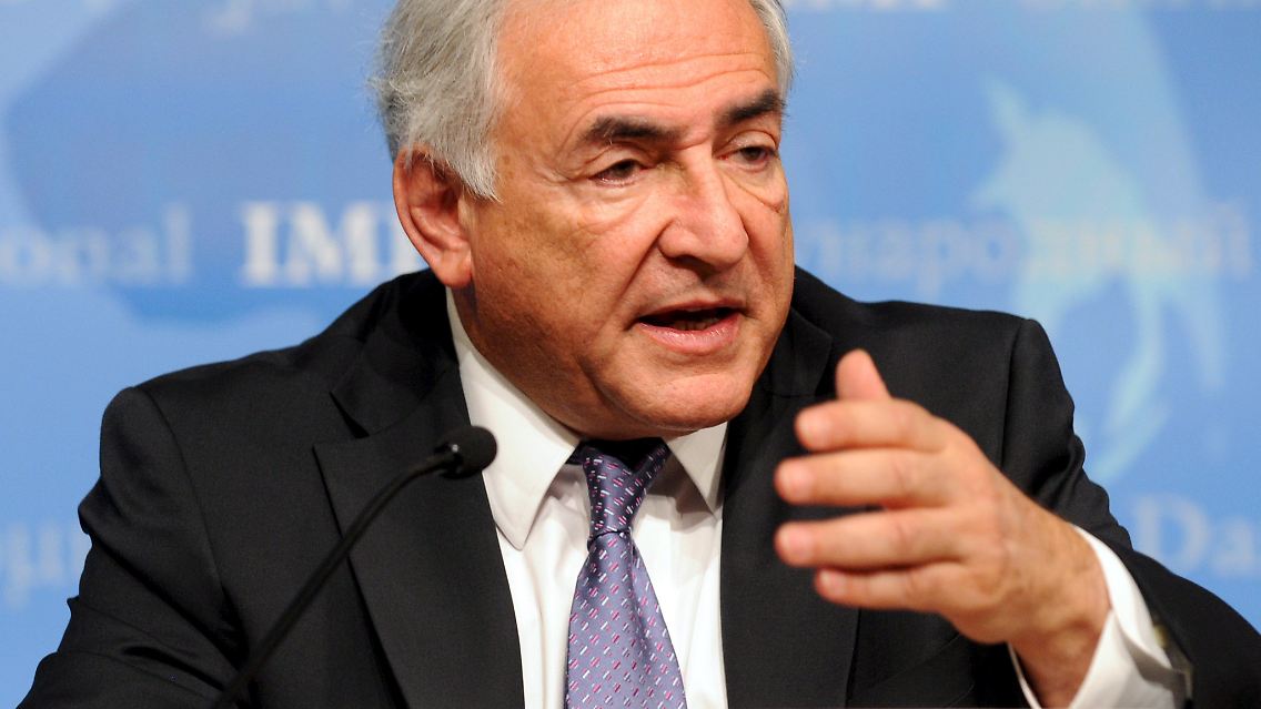 Wenn keine grundlegenden Änderungen vorgenommen würden, drohe der Verlust der internationalen Wettbewerbsfähigkeit, mahnt IWF-Chef Strauss-Kahn die Länder der Eurozone.