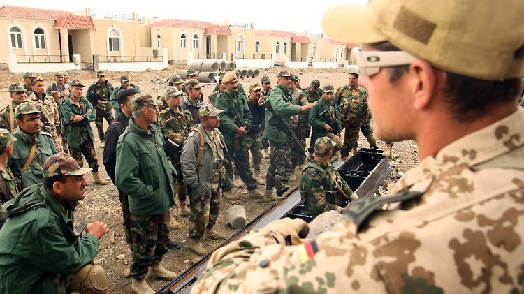 In vierwöchigen Kursen trainieren Bundeswehrsoldaten Peschmerga-Kämpfer für den Kampf gegen den IS. 