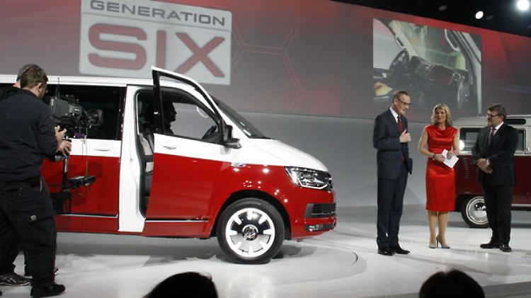 Das historische T1-Sondermodell "Samba" (Hintergrund) und seine moderne T6-Interpretation.