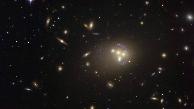 Der Galaxiehaufen Abell 3827, aufgenommen vom Hubble-Teleskop am 15. April 2015.